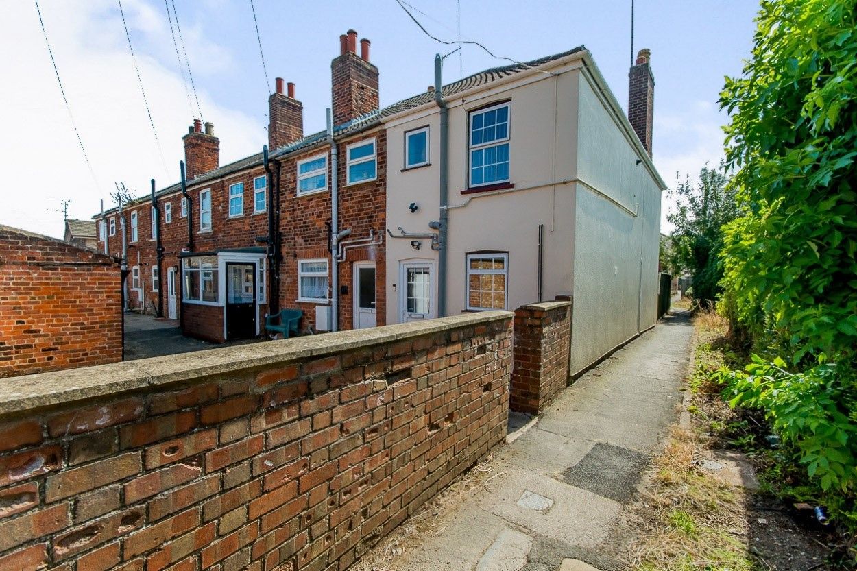 2 bed end terrace house for sale in The Tenters, Holbeach, Spalding