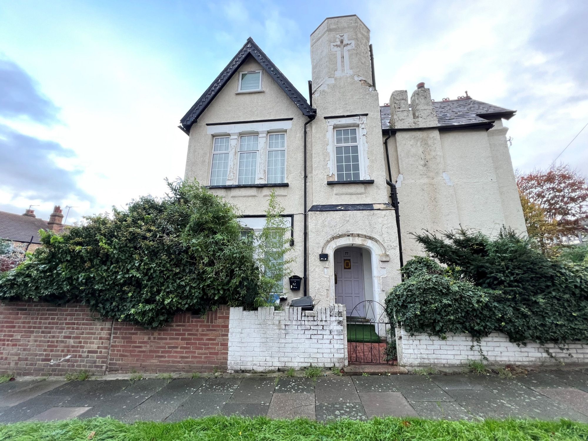 4 bed end terrace house for sale in Tottenhall Road, Palmers Green N13