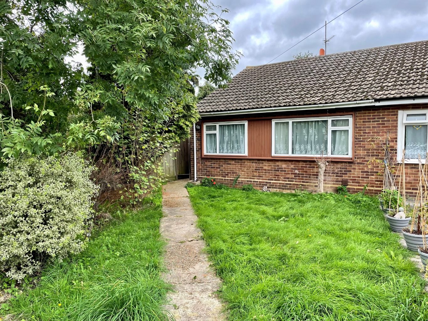 2 bed semidetached bungalow for sale in Broadlands, Hanworth, Feltham