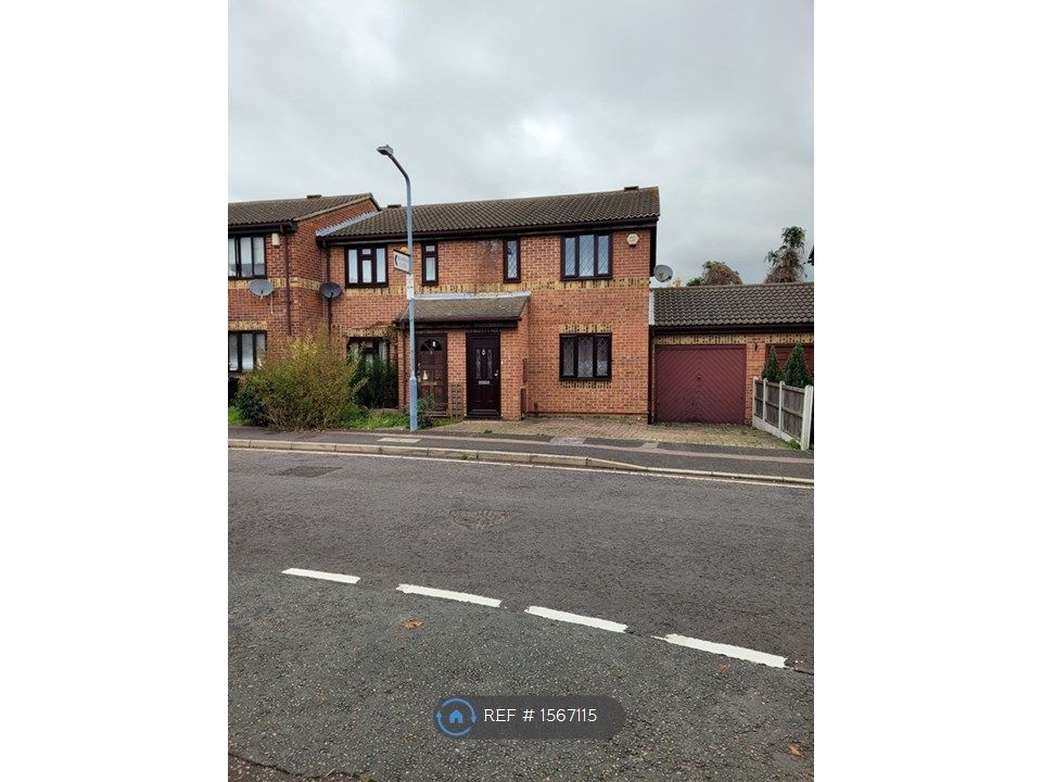3 bed semidetached house to rent in Gibson Road, Chadwell Heath RM8