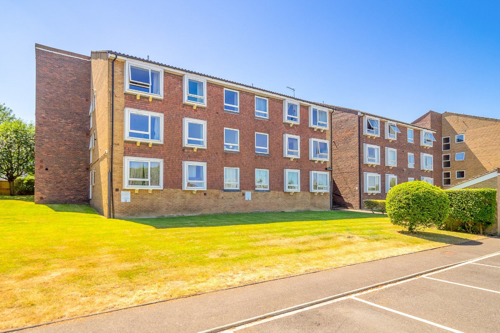 2 bed flat for sale in Carisbrooke Court, Station Approach, Sutton SM2