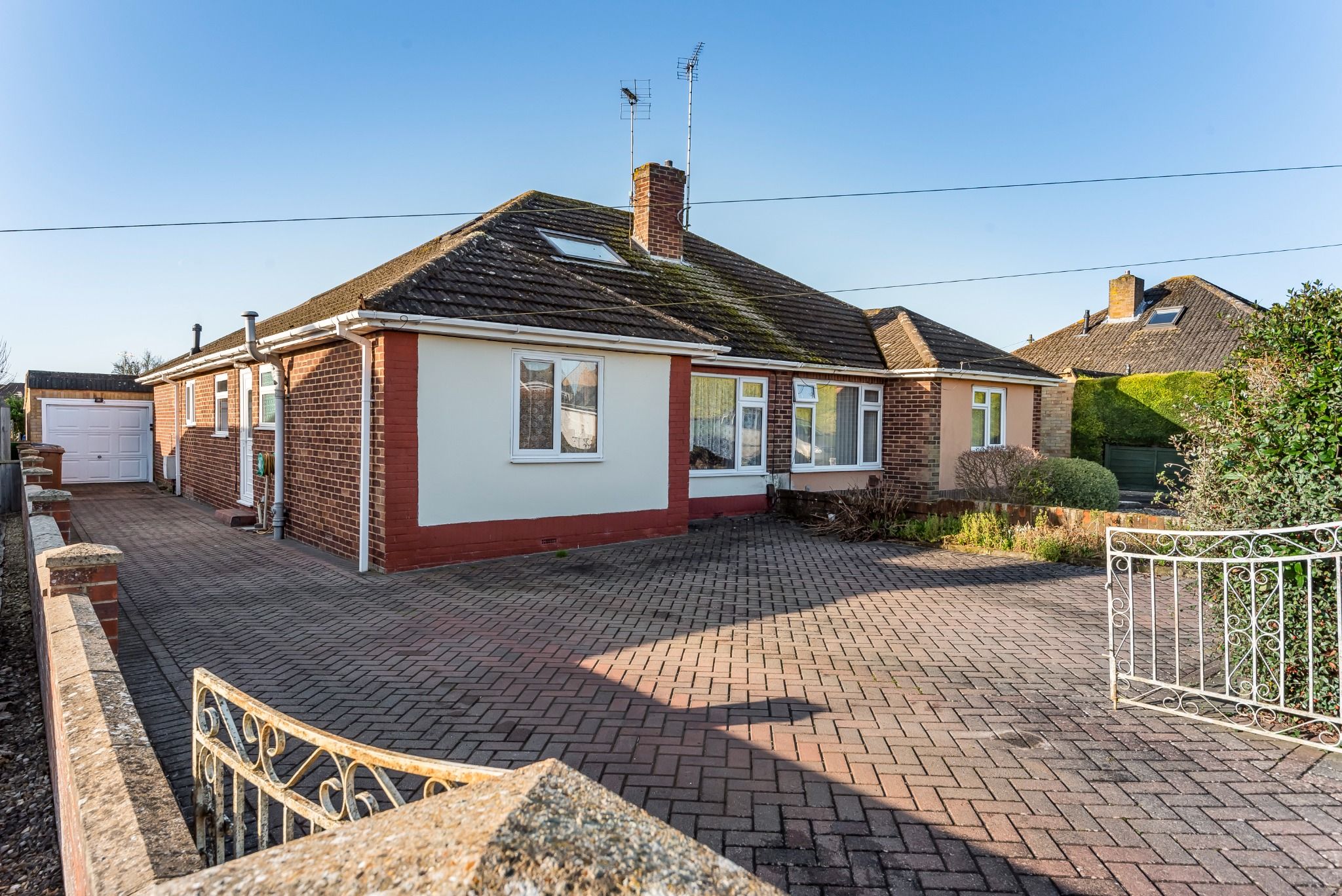 4 bed semidetached bungalow for sale in Chaucer Avenue, Andover SP10