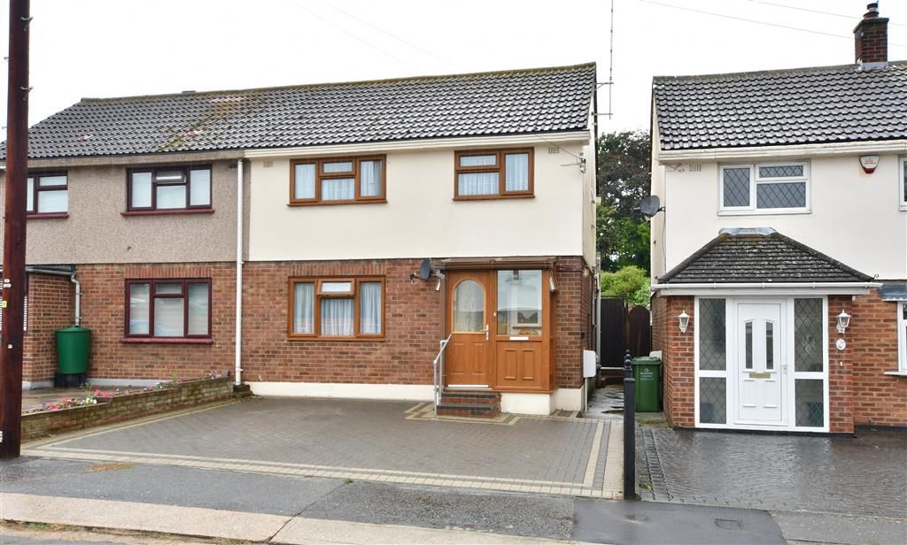 3 bed semidetached house for sale in Lilac Avenue, Wickford, Essex