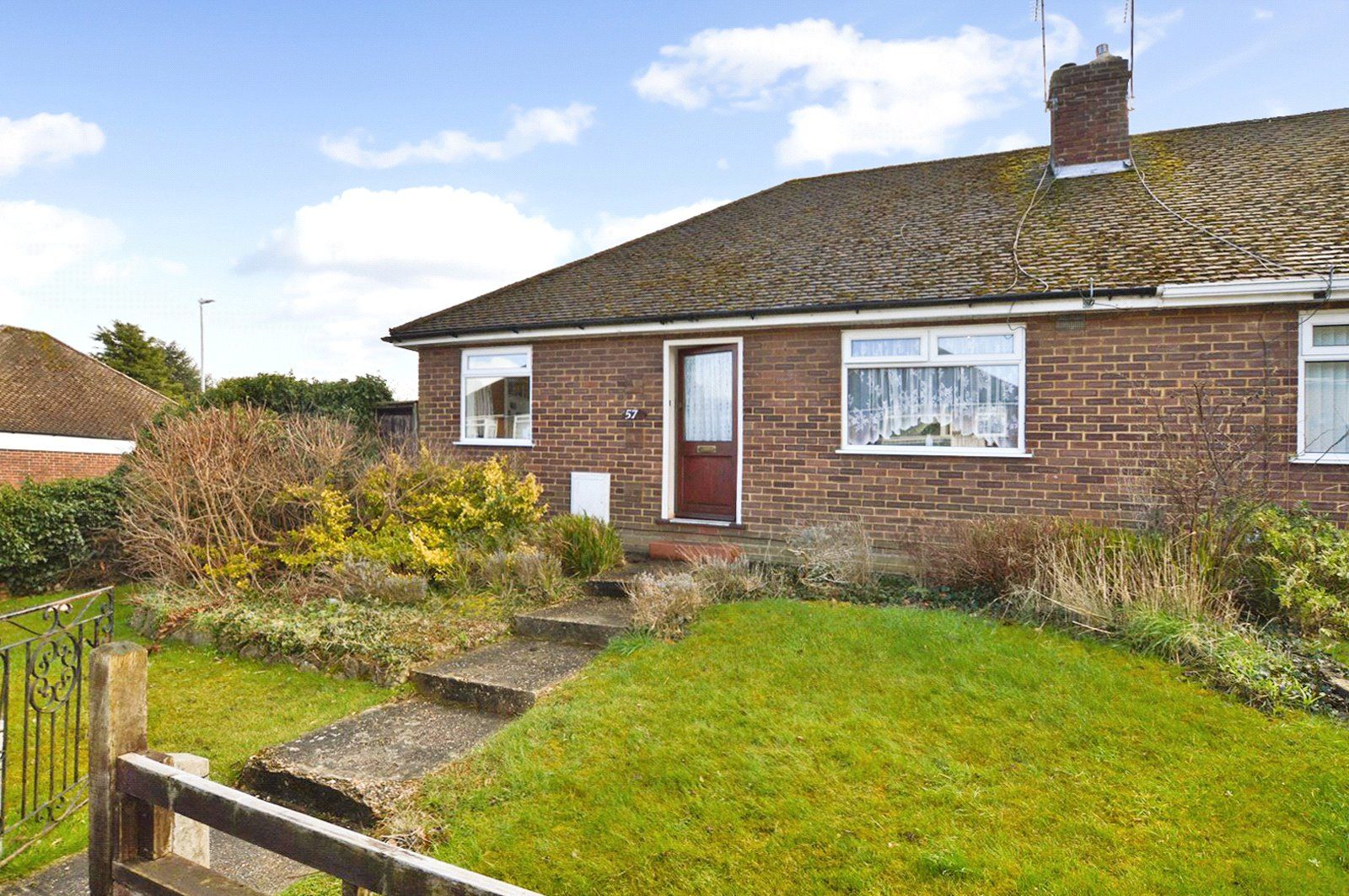 2 bed bungalow for sale in Sundown Avenue, Dunstable, Bedfordshire LU5