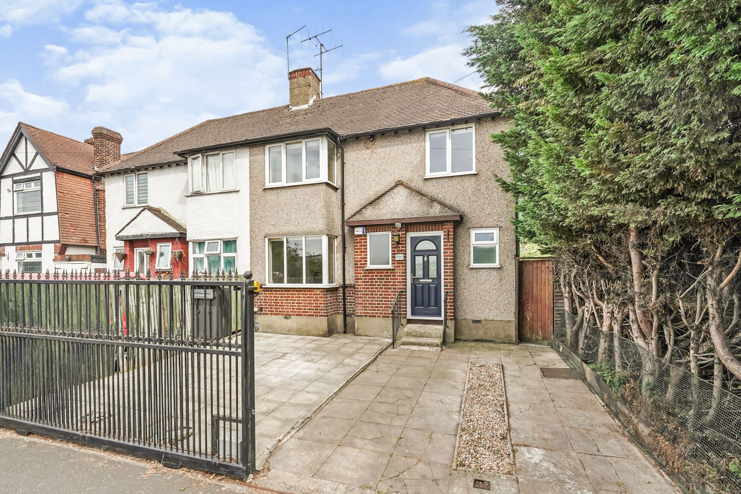 3 bed semidetached house for sale in Chigwell Road, Woodford Green IG8