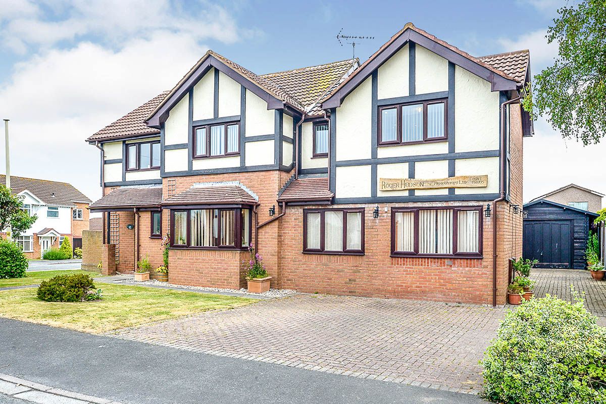 5 bed detached house for sale in Rhodfa Anwyl, Rhuddlan, Denbighshire