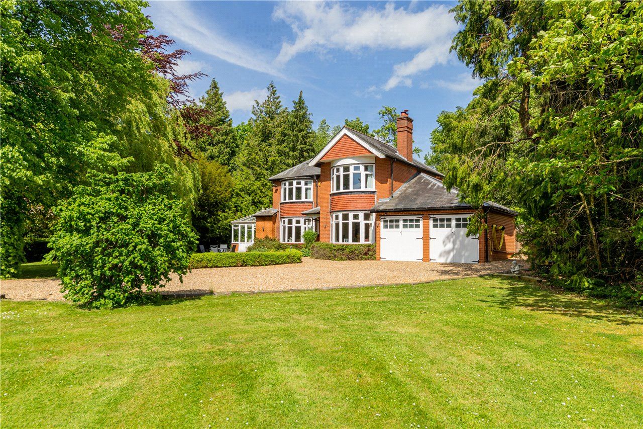 3 bed detached house for sale in Luton Road, Markyate, St. Albans