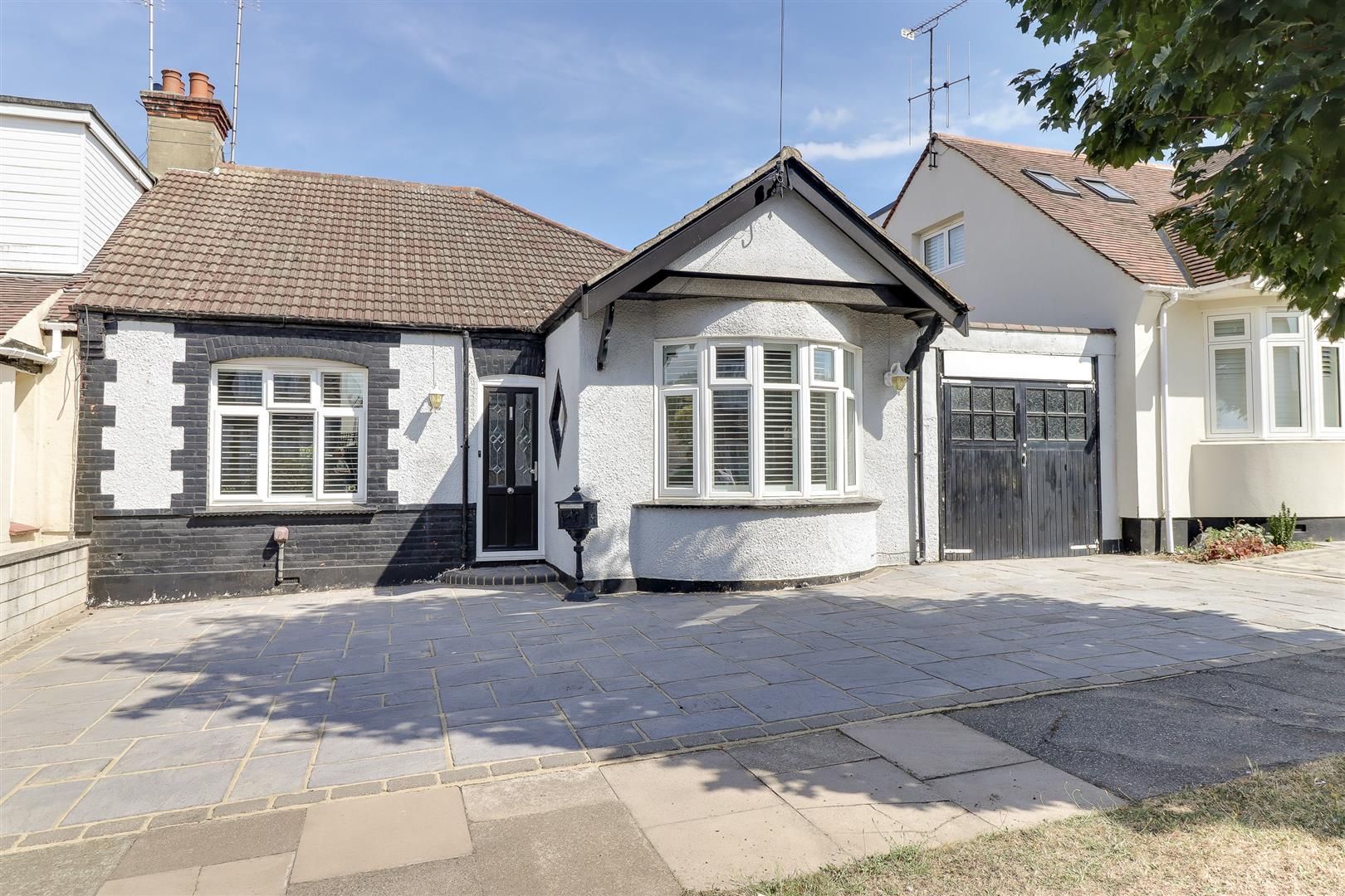4 bed semidetached bungalow for sale in Grasmead Avenue, LeighOnSea