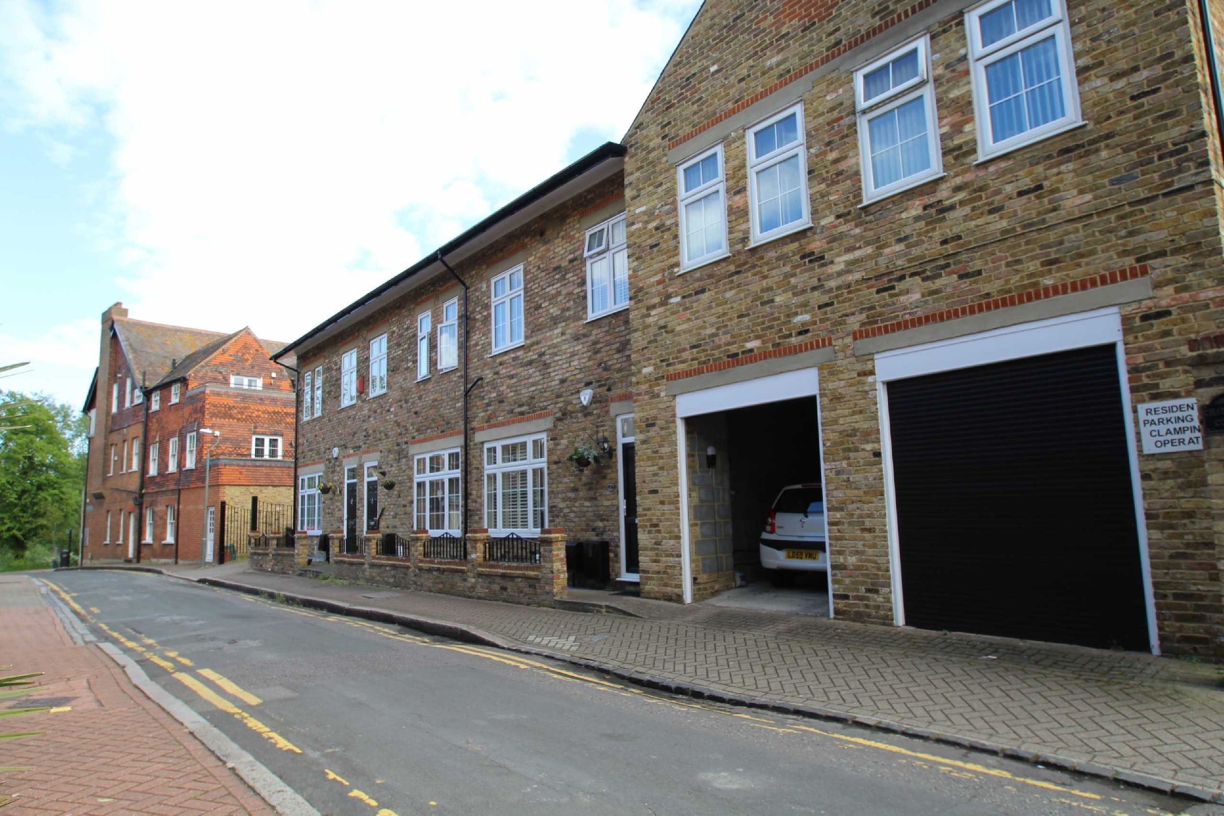 3 bed flat to rent in Charlotte Court, Camden Grove, Chislehurst, Kent