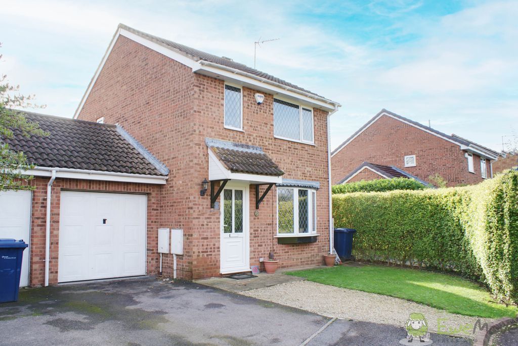 3 bed linkdetached house for sale in Drake Close, Churchdown