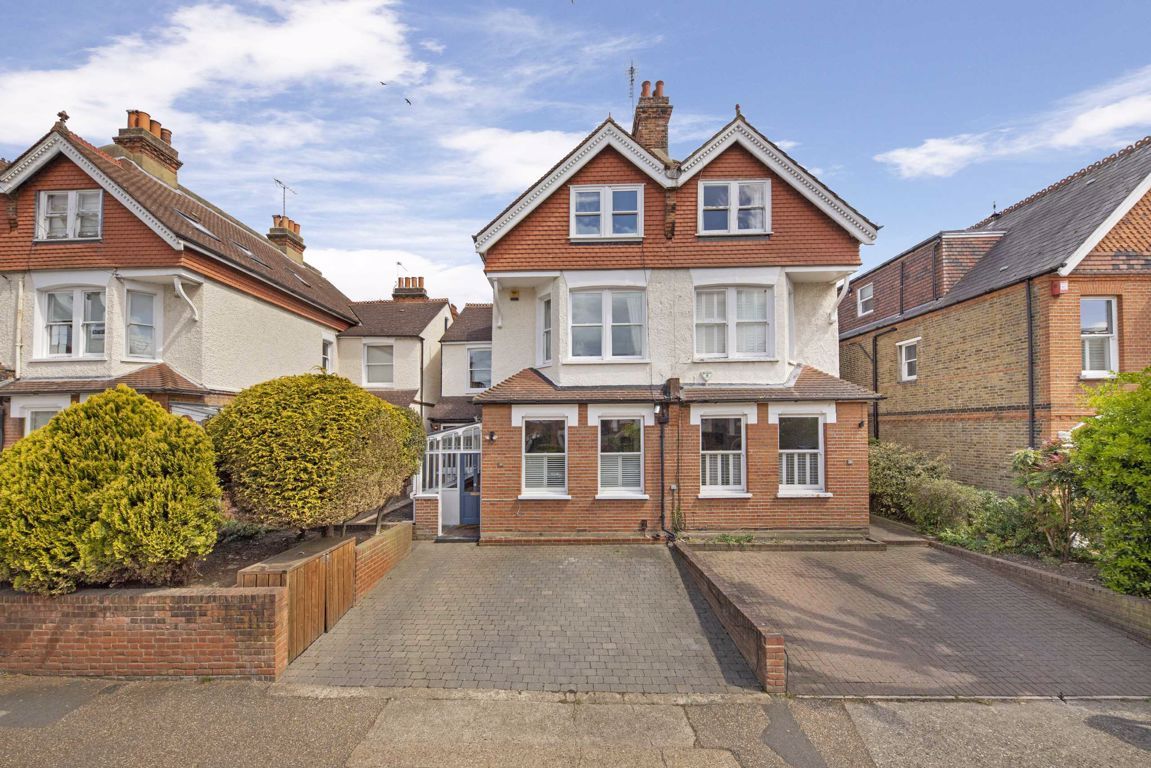 5 bed semidetached house for sale in Wolverton Avenue, Norbiton