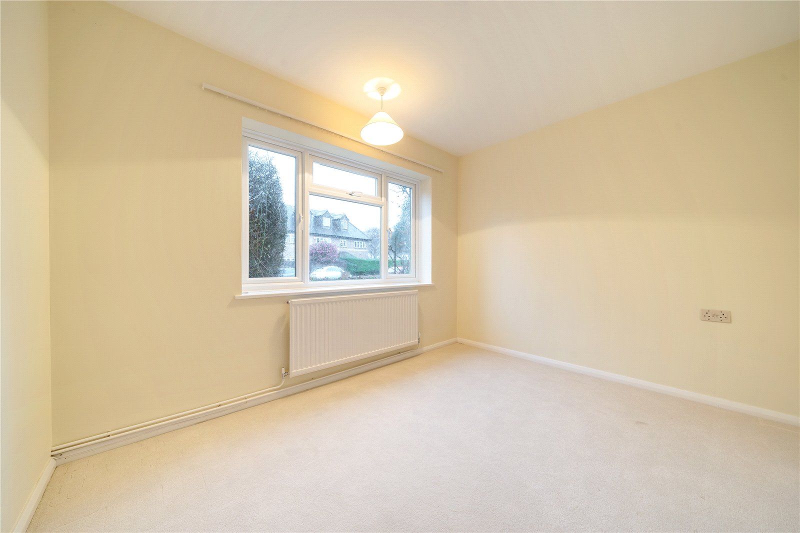3 bed flat to rent in Parkwood Avenue, Esher KT10 Zoopla