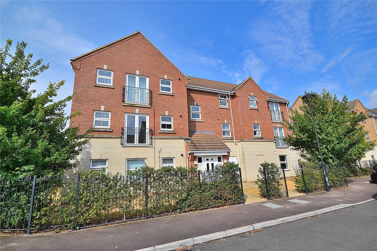2 bed flat for sale in Drakes Avenue, Leighton Buzzard, Bedfordshire