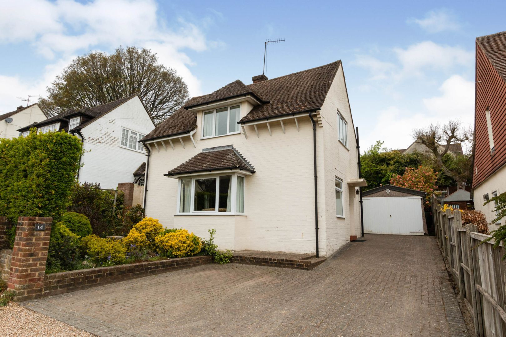 Santina Close, Farnham GU9  