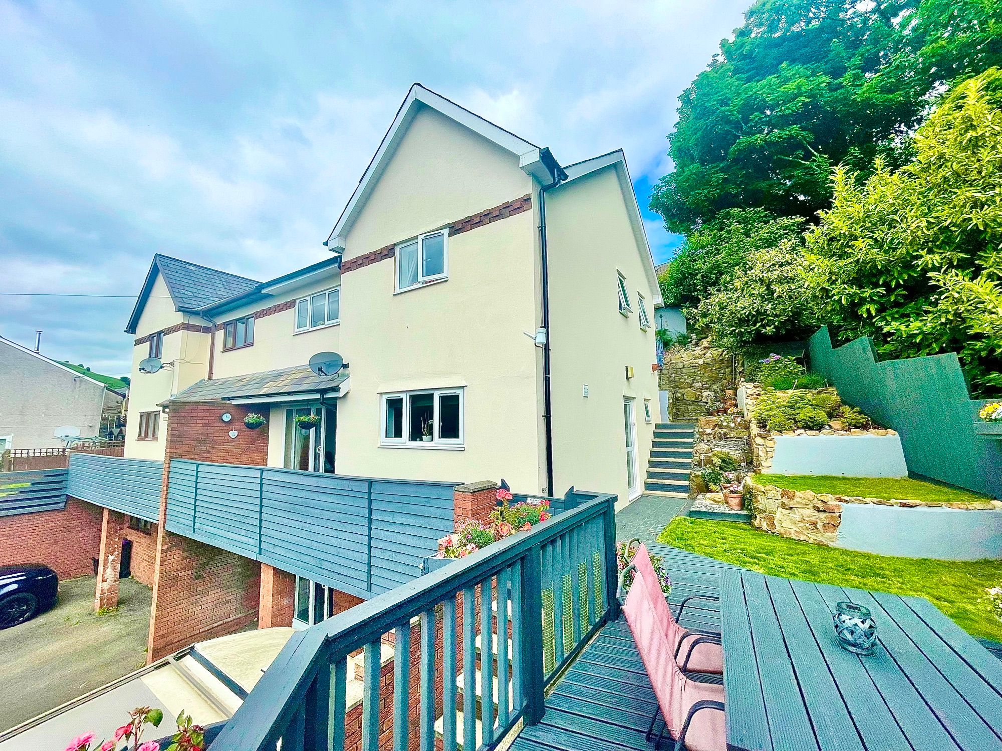 4 bed semidetached house for sale in Awel Mynydd, Manor Road