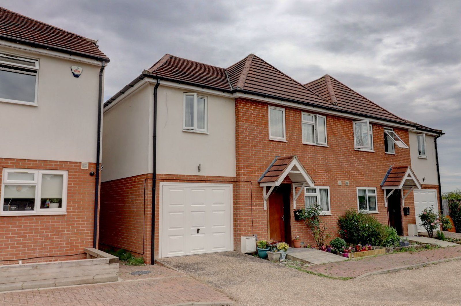 4 bed semidetached house for sale in Christie Close, High