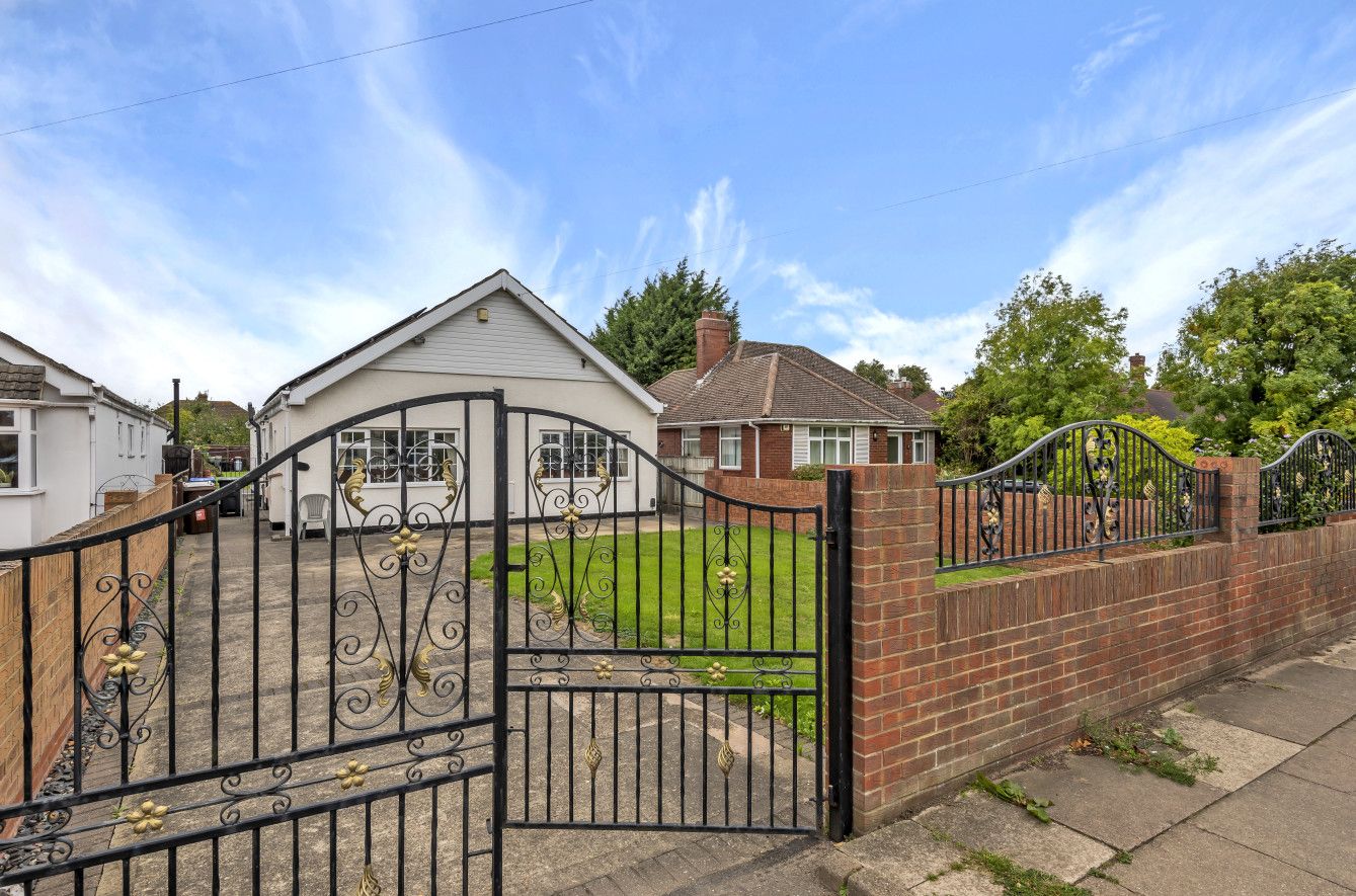 4 bed bungalow for sale in Bradley Road, Grimsby DN33 Zoopla