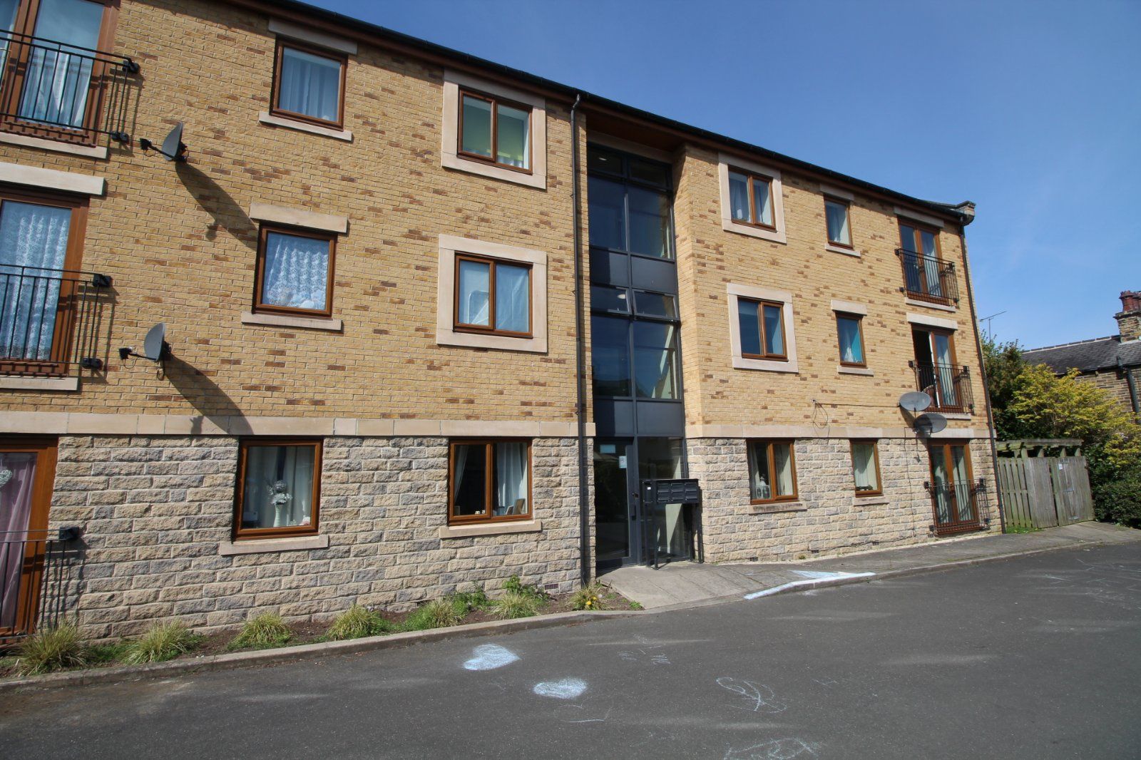 2 bed flat to rent in Greenlea Court, Huddersfield HD5 Zoopla