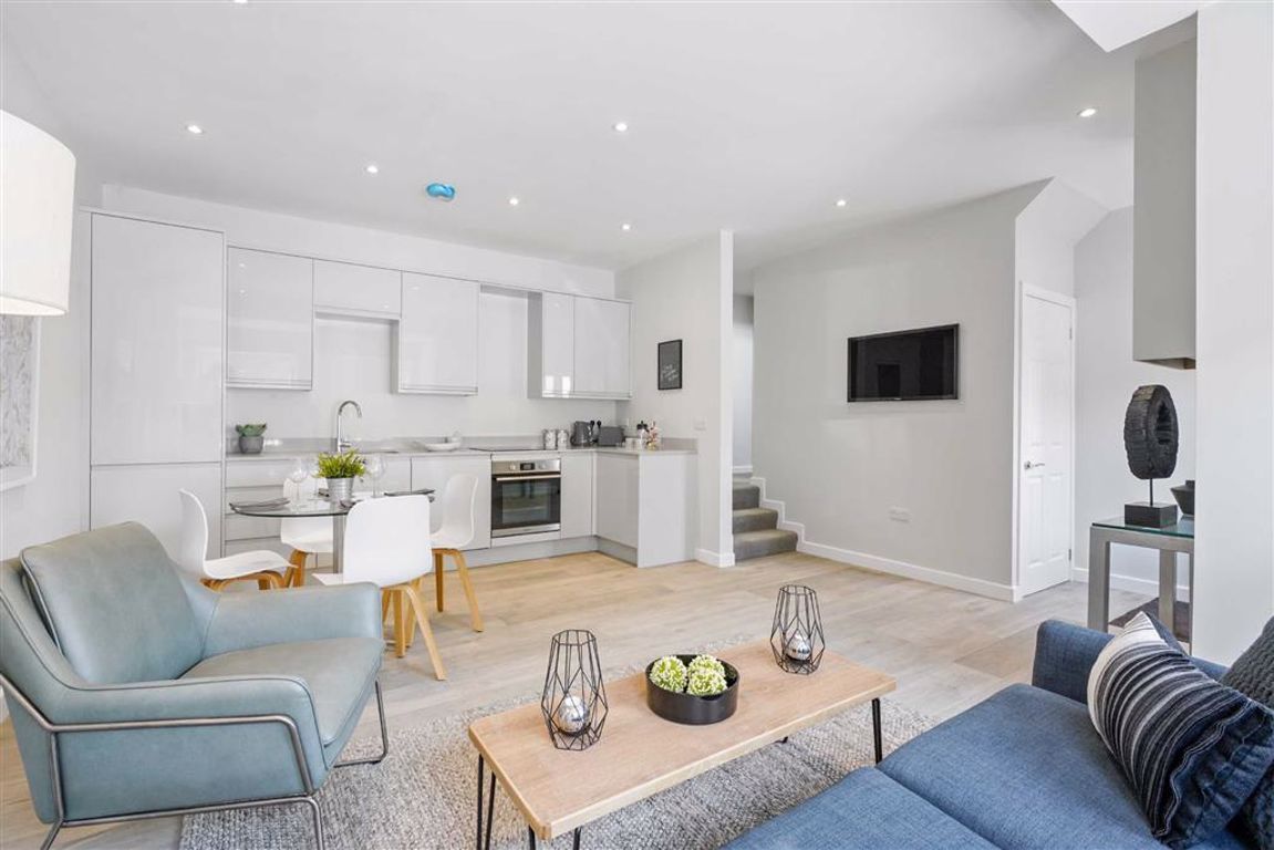 2 bed mews house for sale in Claremont Road, West Byfleet, Surrey KT14