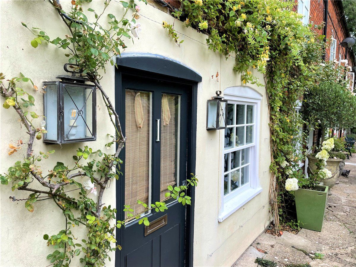 2 bed end terrace house to rent in Wellington Place, High Street