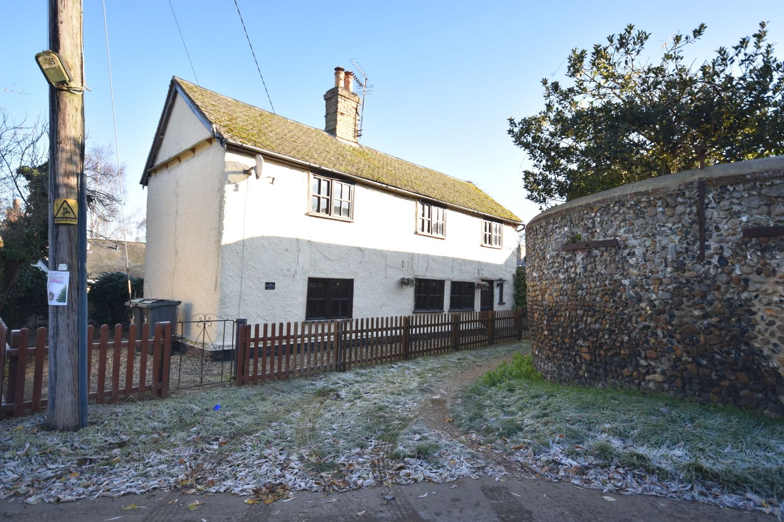 4 bed cottage to rent in Newmarket Road, Great Chesterford, Saffron