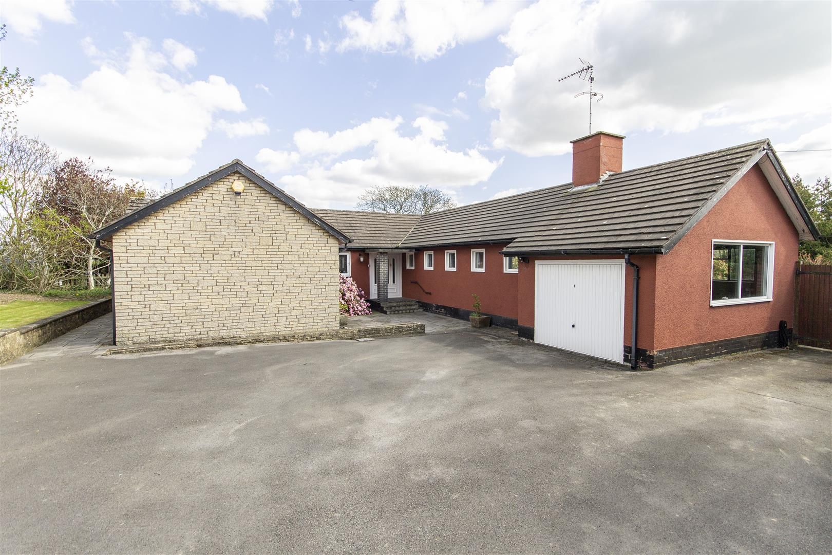 3 bed property for sale in Holymoor Road, Holymoorside, Chesterfield