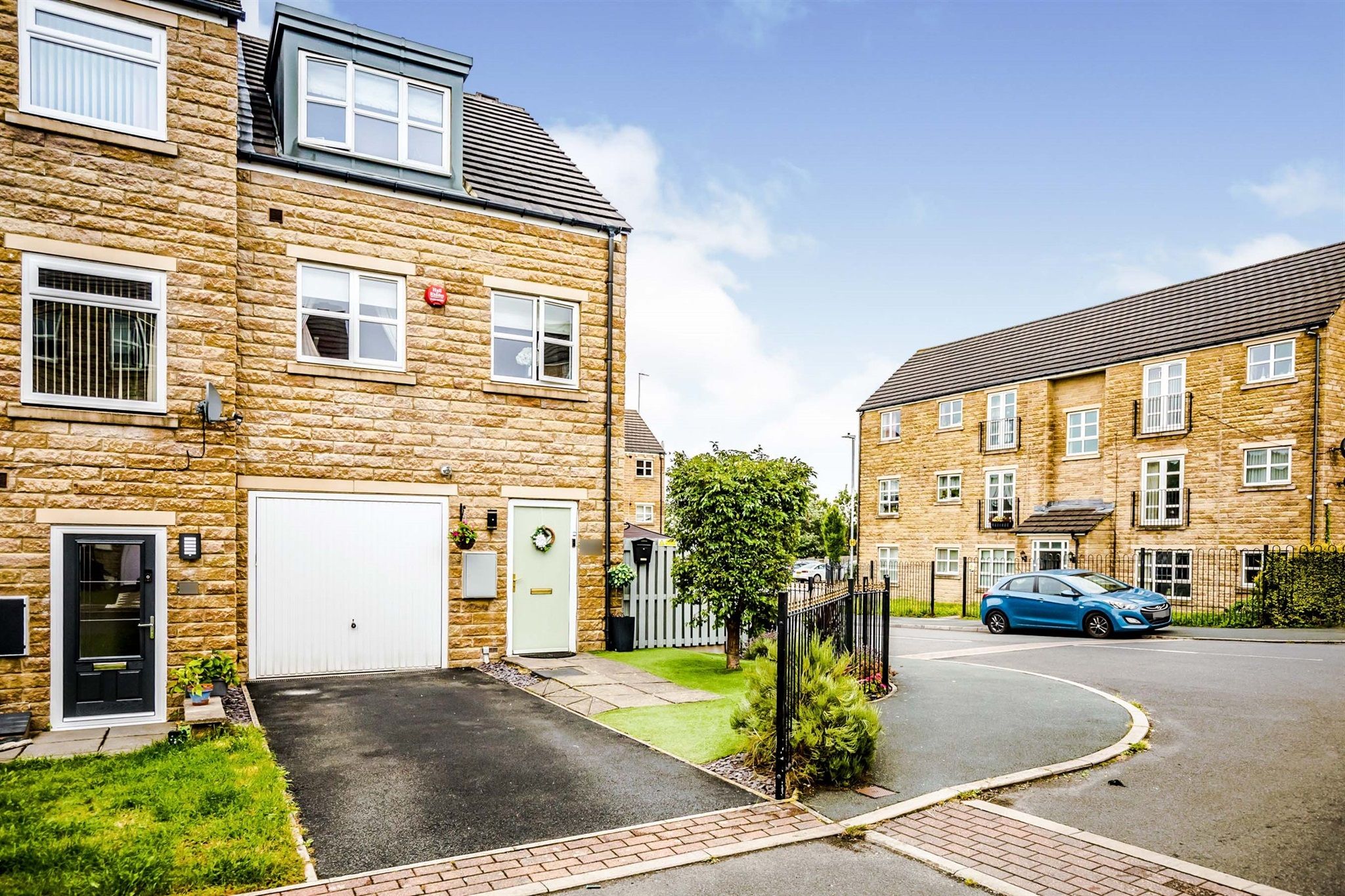 Marlington Drive, Brackenhall, Huddersfield HD2