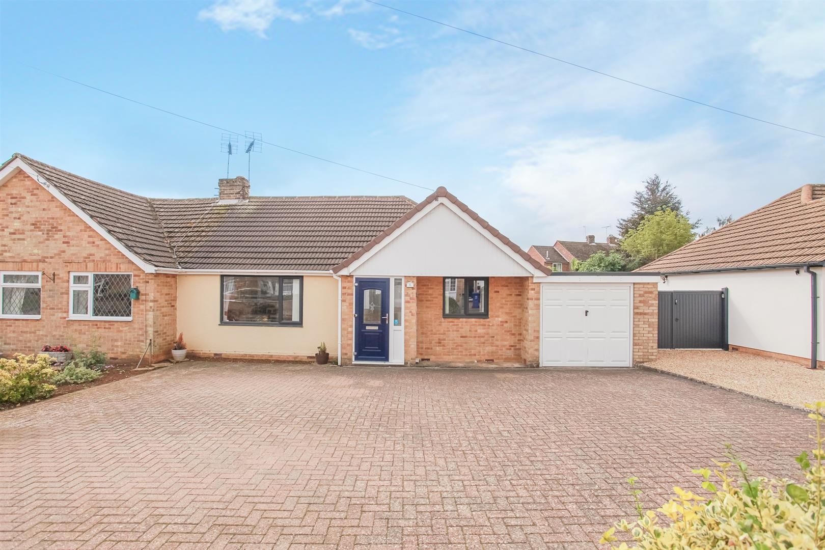 Semidetached bungalow for sale in Larksfield Road, Banbury OX16 Zoopla