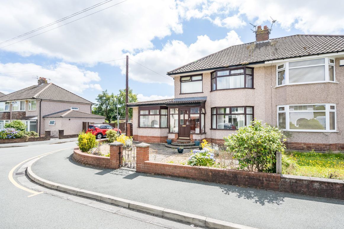 3 bed semidetached house for sale in Derwent Close, Rainhill, Prescot