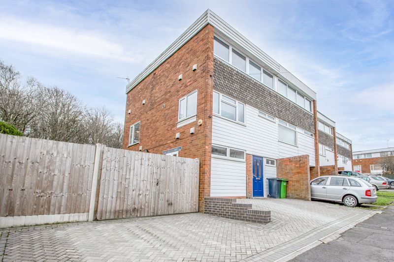 3 bed end terrace house for sale in Mayfield Road, Hurst Green