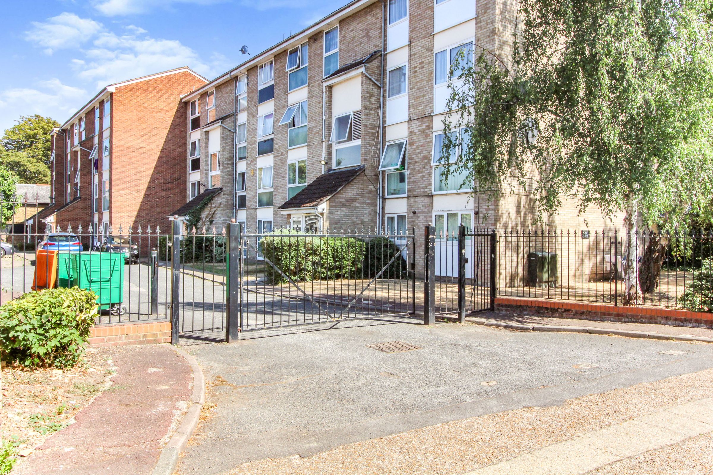 2 bed flat for sale in Aylesbury Close, London E7 Zoopla