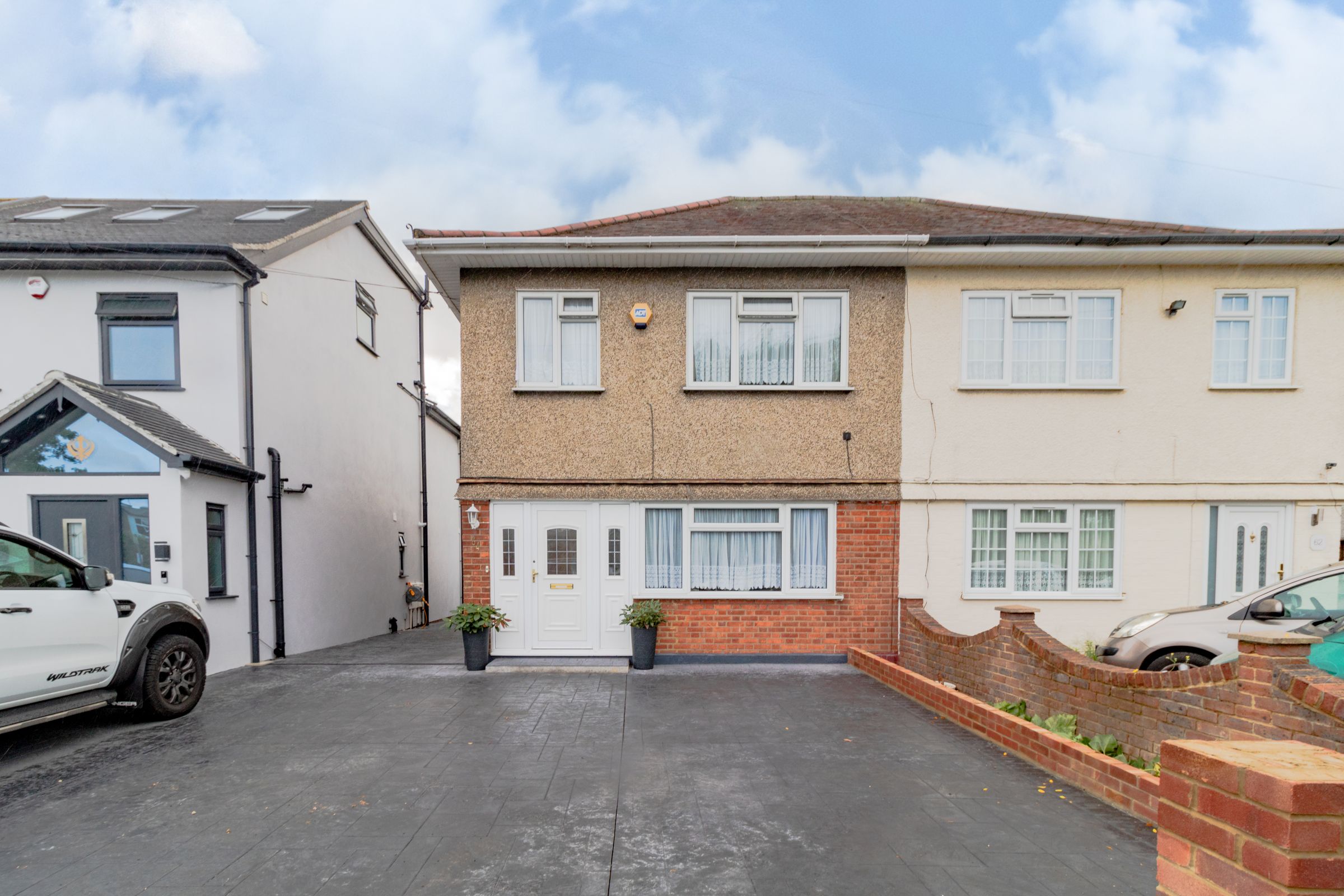 3 bed semidetached house for sale in Raynton Drive, Hayes, Middlesex