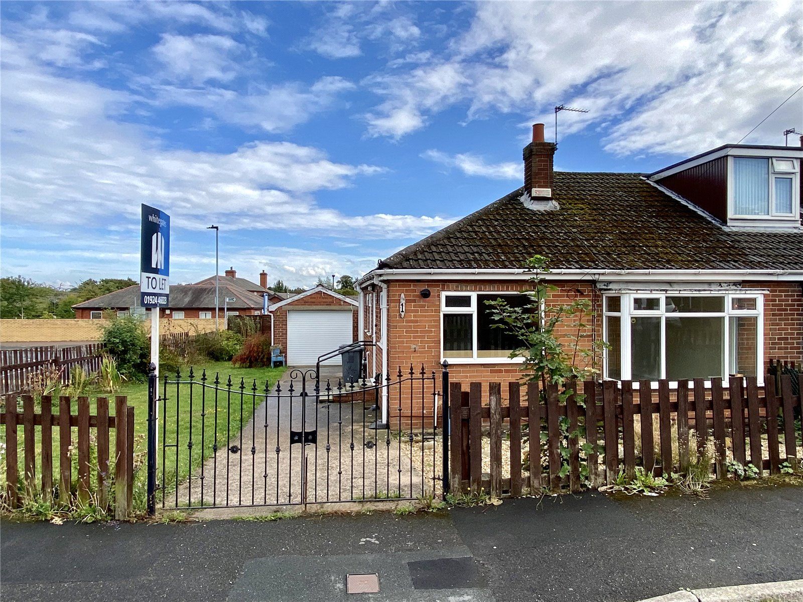 2 bed bungalow to rent in Squirrel Close, Dewsbury, West Yorkshire WF13