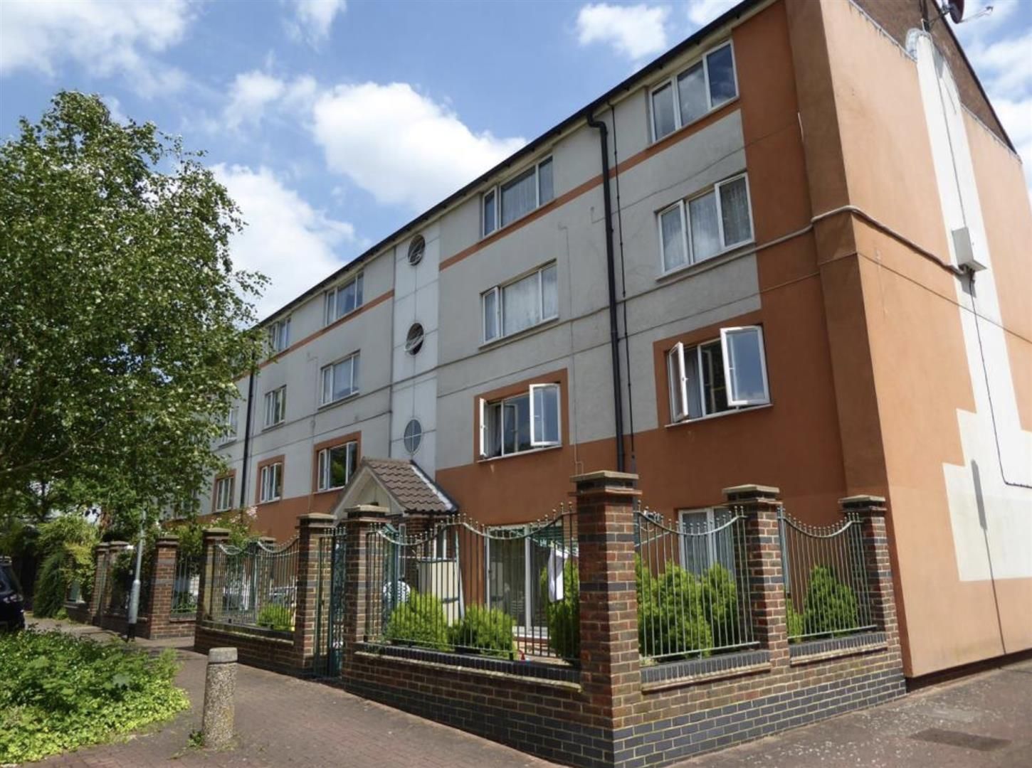 2 bed flat for sale in Harlech Gardens, Heston, Hounslow TW5 Zoopla
