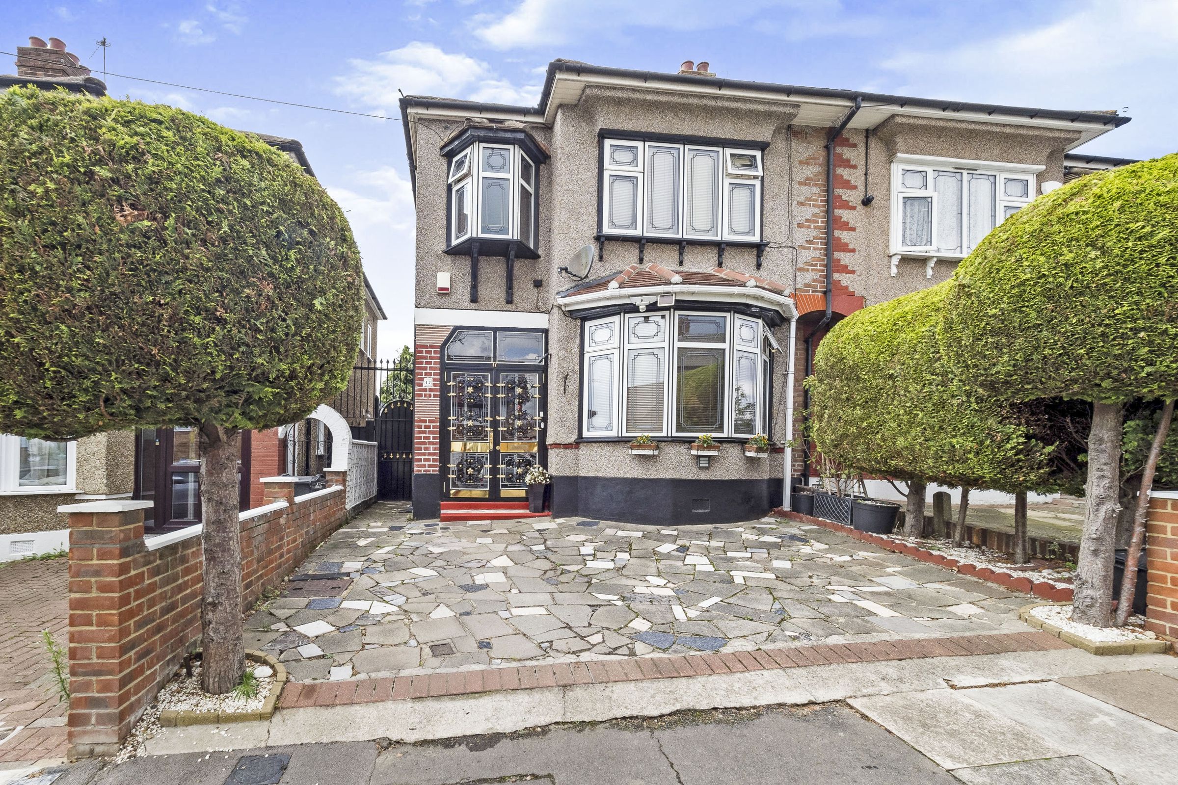 3 bed semidetached house for sale in Anne Way, Hainault, Ilford, Essex IG6 Zoopla