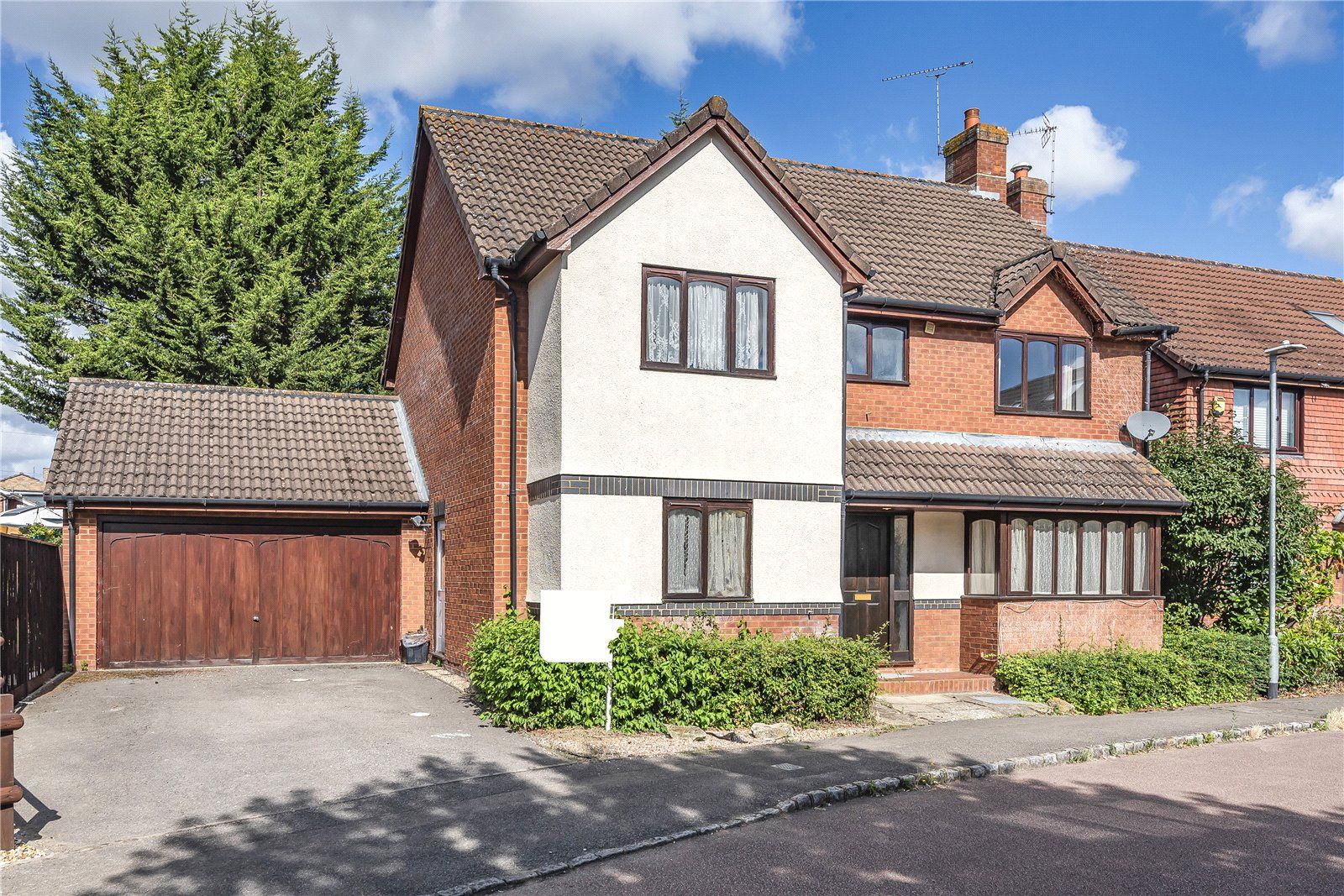 5 bed detached house to rent in Woodward Close, Winnersh, Wokingham