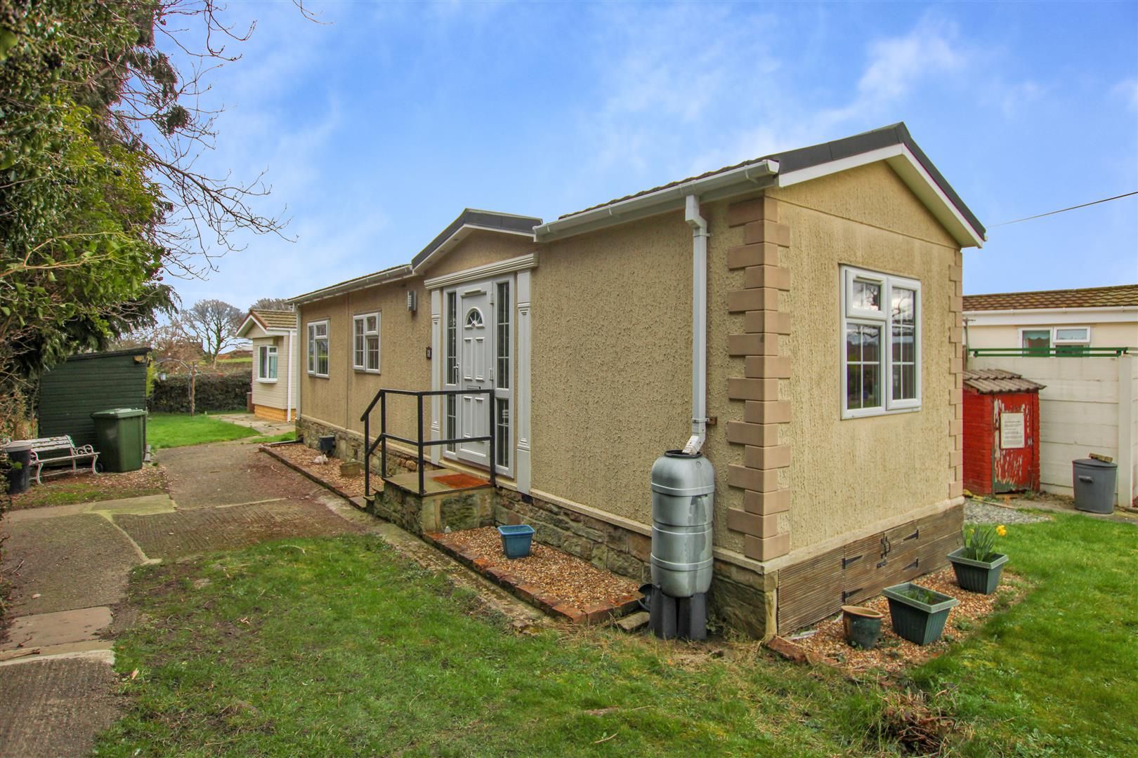 2 bed mobile/park home for sale in Whitehall Road, New Farnley, Leeds