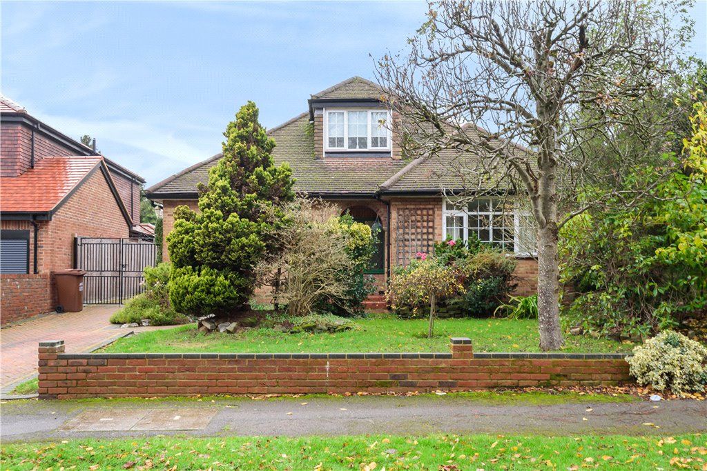 3 bed bungalow for sale in Beacon Way, Rickmansworth, Hertfordshire WD3