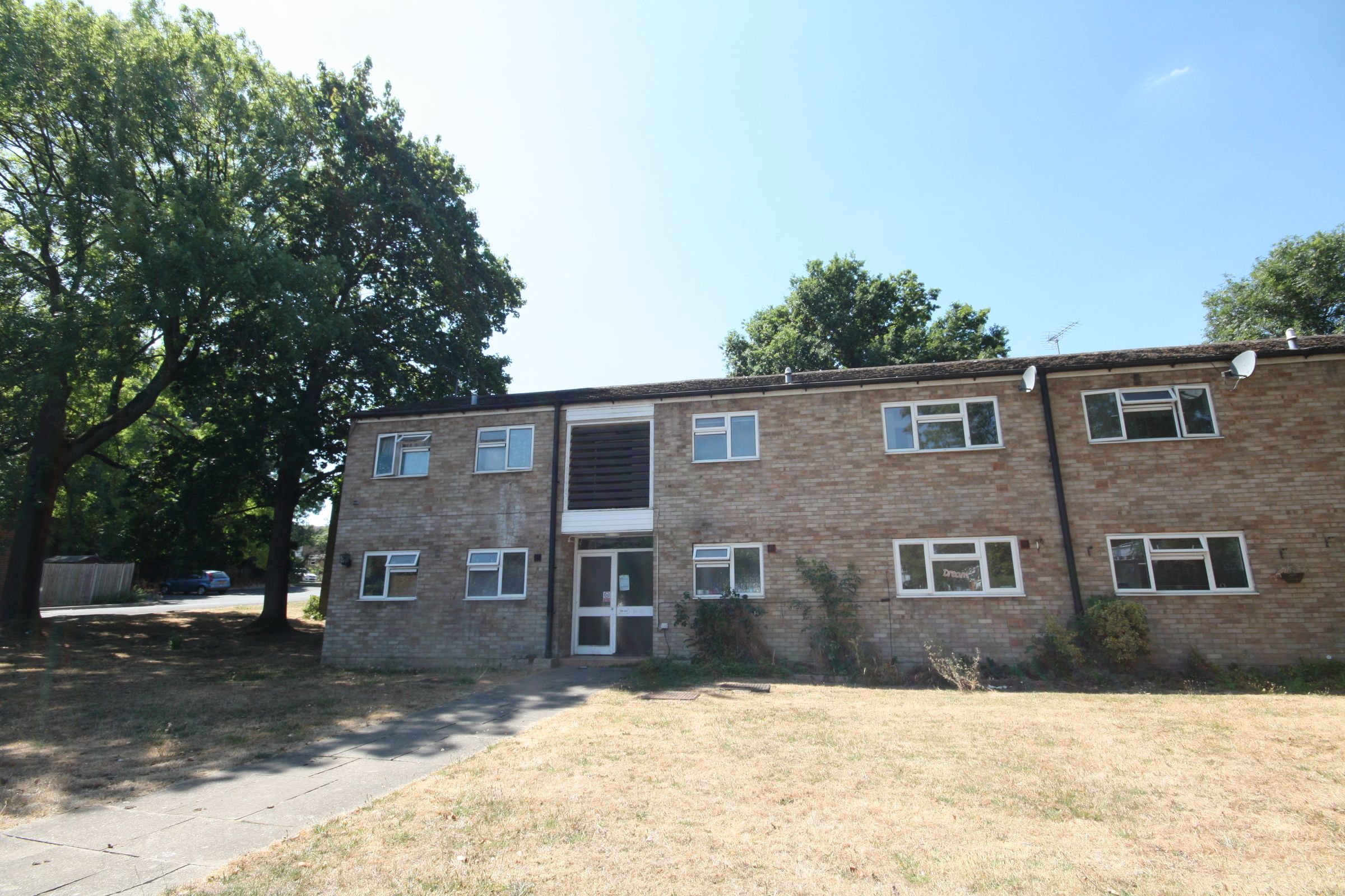 1 bed flat to rent in Elmcroft, Edenside Road, Bookham, Leatherhead