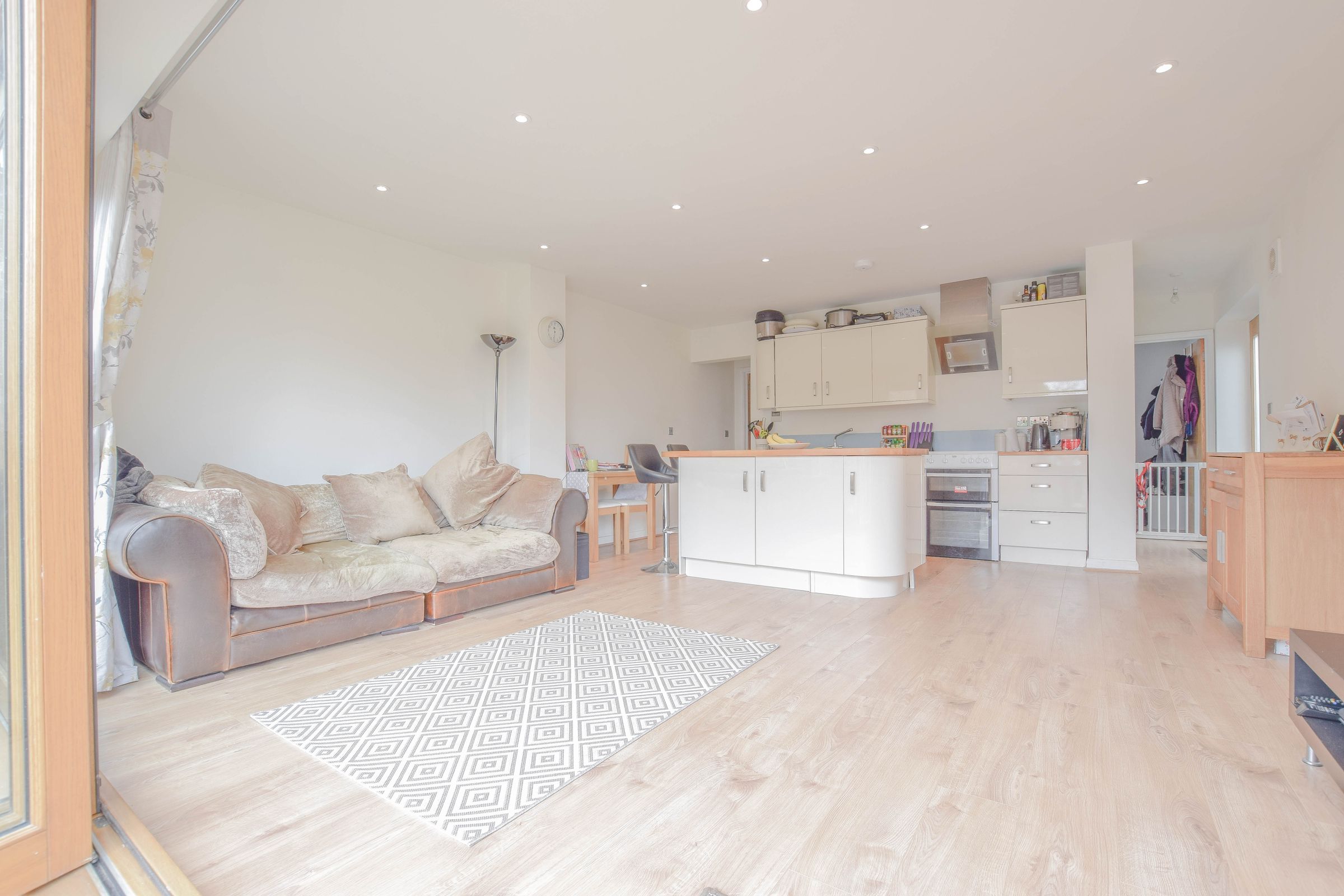 3 bed semidetached house to rent in Barclay Close, Hertford Heath