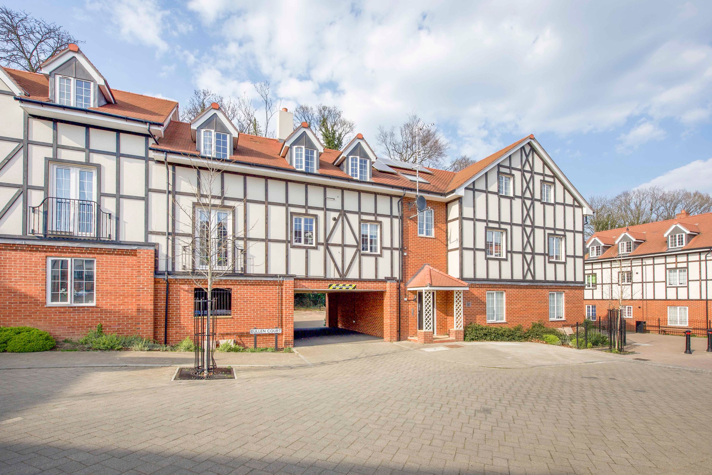 2 bed flat for sale in Grange Road, Chalfont St. Peter, Gerrards Cross
