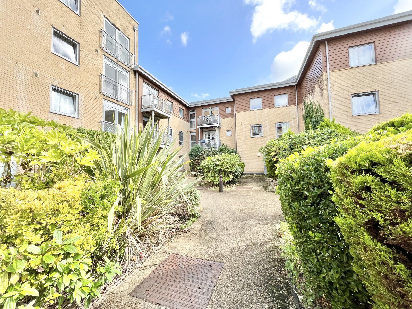2 bed flat for sale in Kelvin Gate, Bracknell, Berkshire RG12 Zoopla