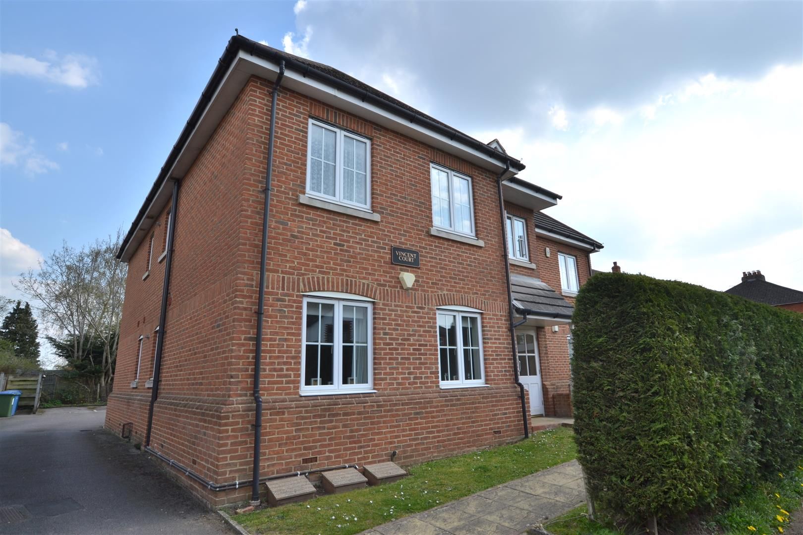 2 bed flat to rent in Vincent Court, Clarence Road, Fleet GU51 Zoopla