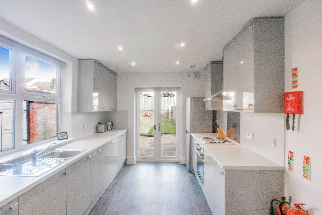 5 bed semidetached house to rent in Mona Street, Beeston, Nottingham