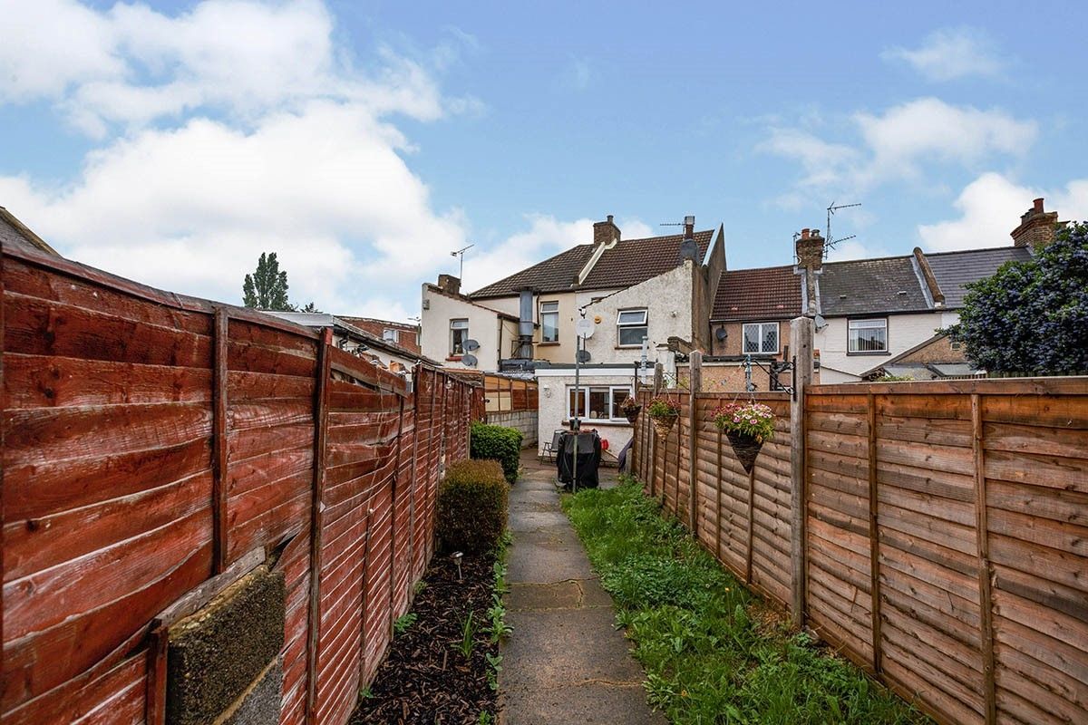 2 bed detached house to rent in Stanhope Road, Kent DA10