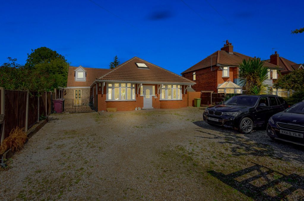 4 bed detached bungalow for sale in Creswell Road, Clowne, Chesterfield