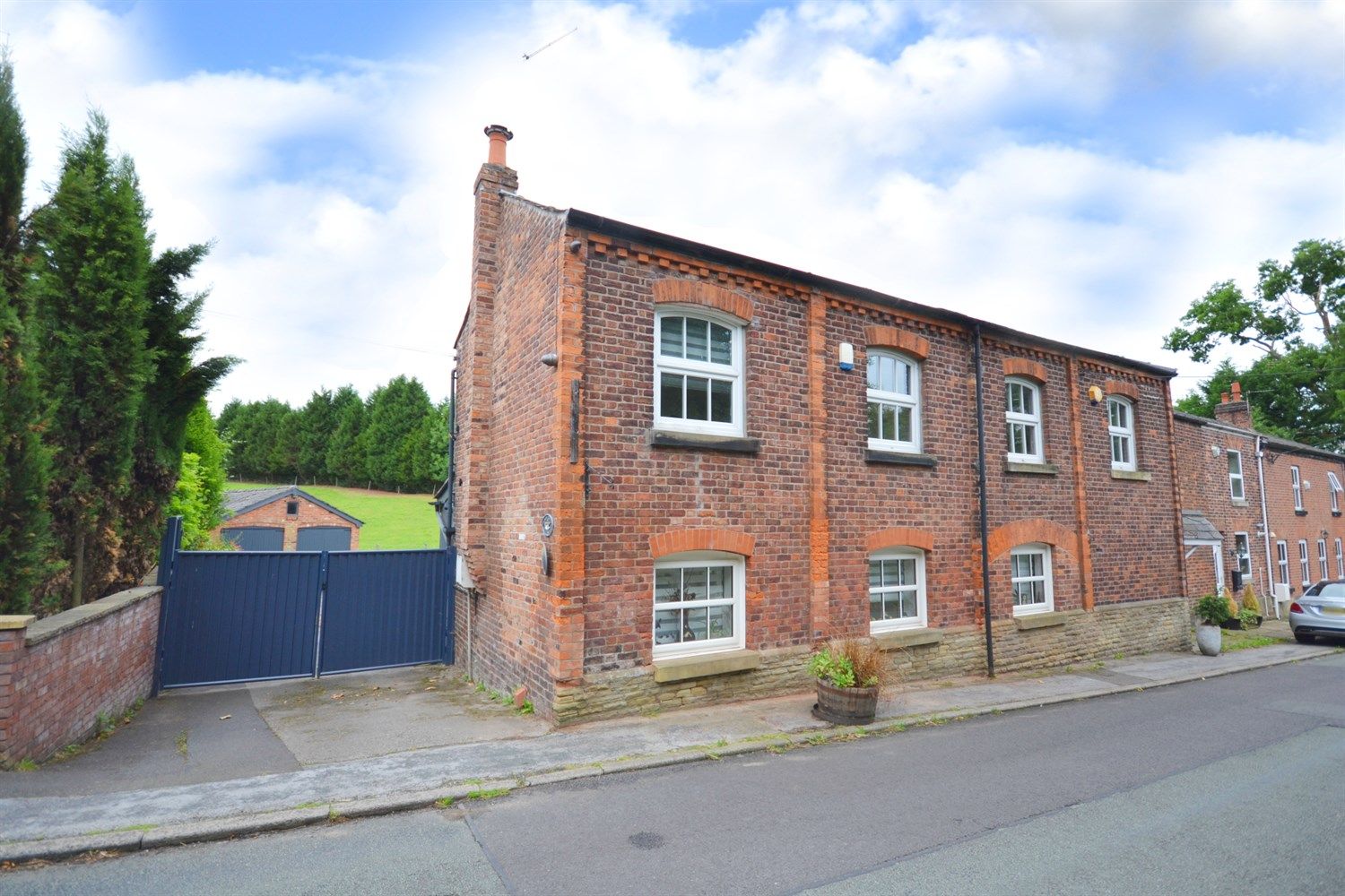 4 bed end terrace house for sale in Pott Brook Cottages, Alderley Road