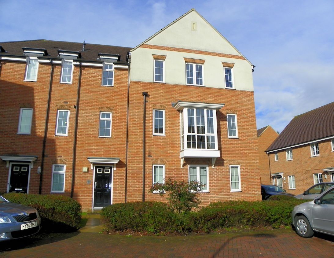 2 bed flat to rent in School Drive, Woodley, Reading, Berkshire RG5