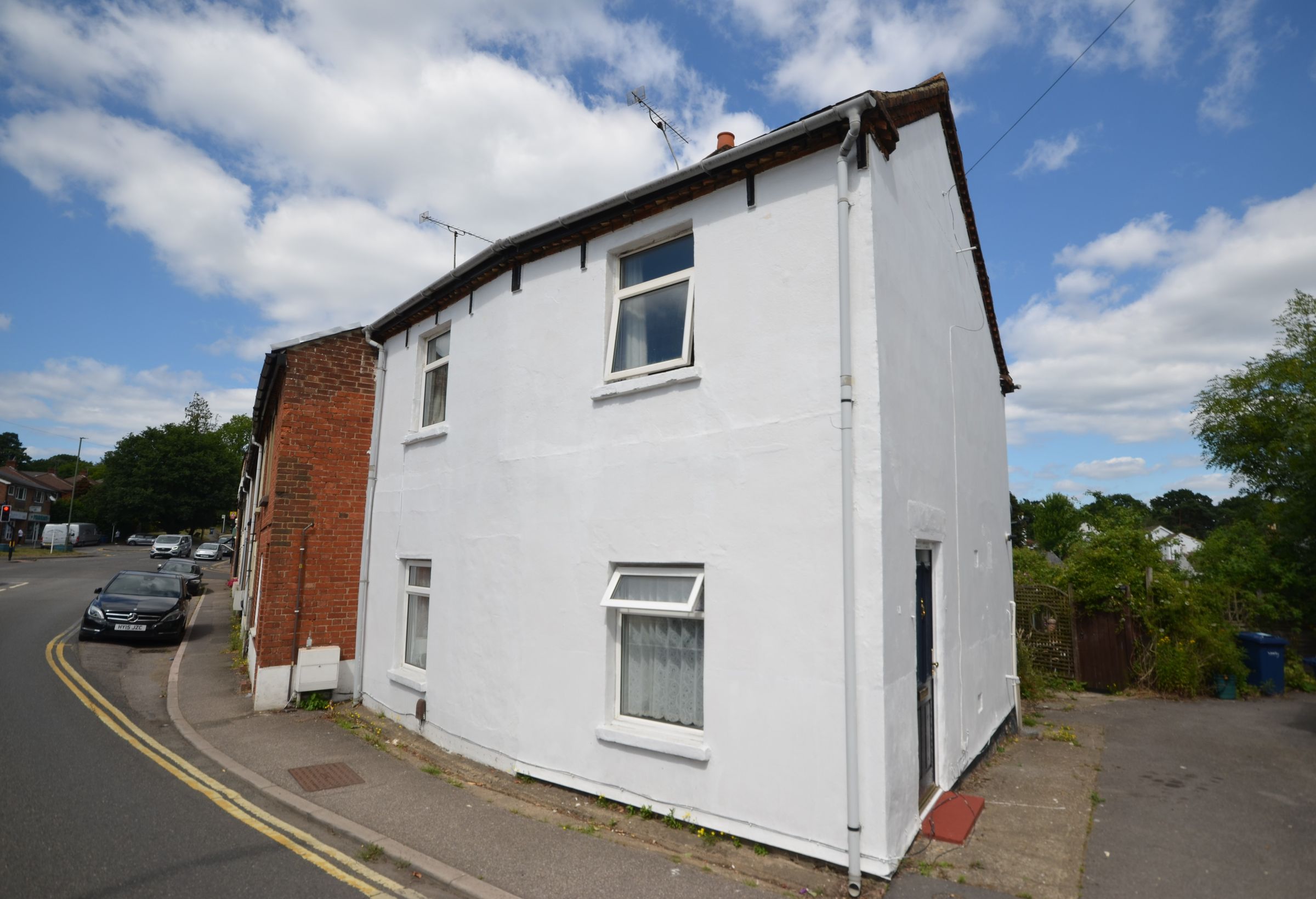 3 bed end terrace house for sale in Farnborough Road, Farnham, Surrey