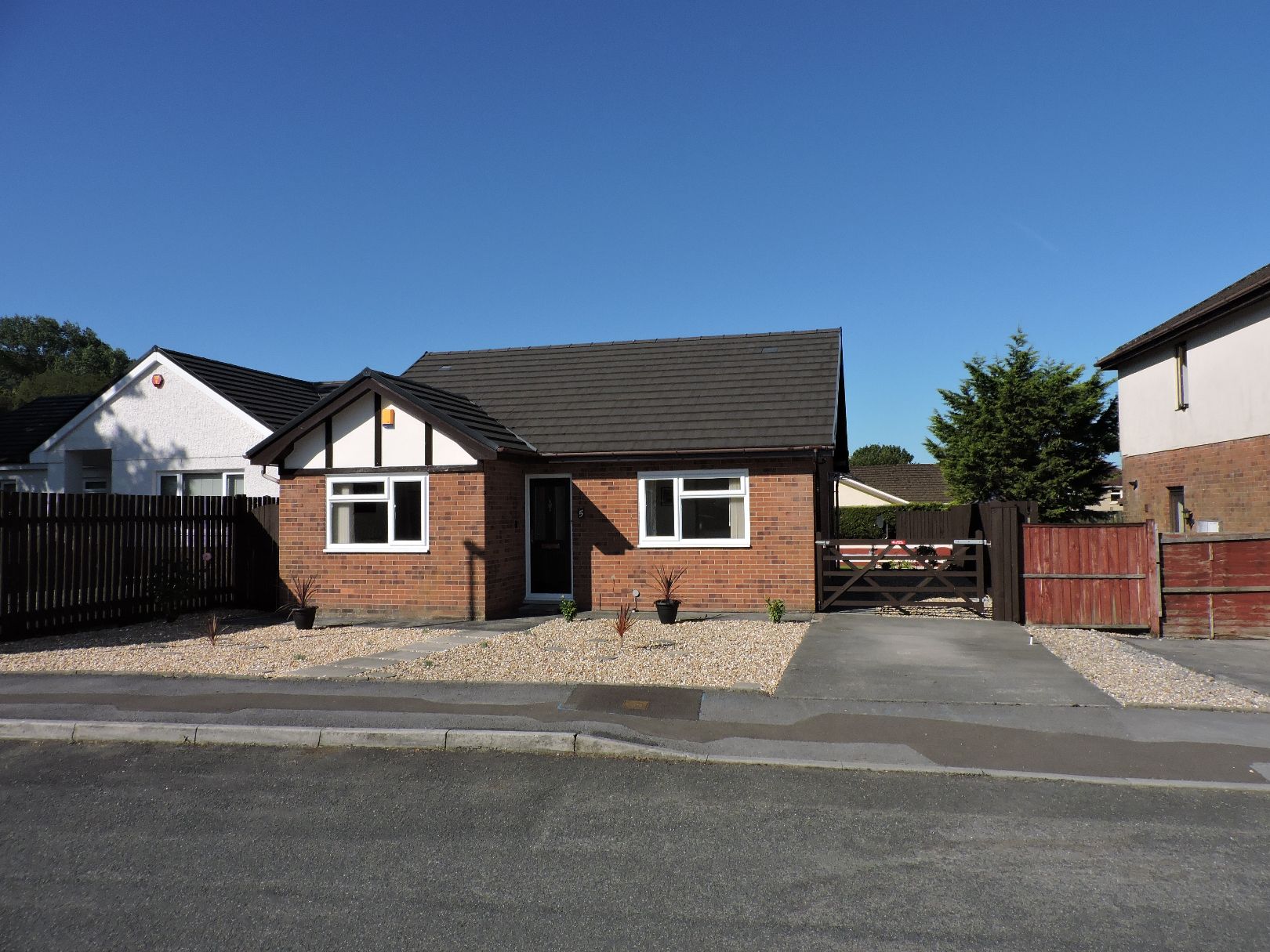 3 bed bungalow for sale in Rhodfa Bryn Rhos, Glanamman, Ammanford SA18